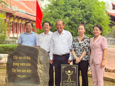 LÃNH ĐẠO SAIGONTEL CÙNG ÔNG TRƯƠNG HOÀ BÌNH - NGUYÊN PHÓ THỦ TƯỚNG THƯỜNG TRỰC CHÍNH PHỦ DÂNG HƯƠNG TẠI KHU ĐỀN THỜ TÂY SƠN TAM KIỆT