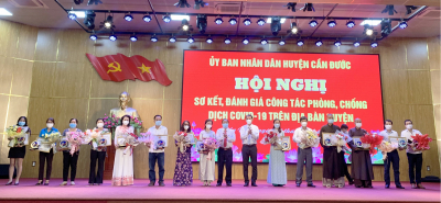 A GROUP OF VOLUNTEERS SAIGONTEL “LOVED RICE ATM” RECEIVED THE CERTIFICATE OF MERIT OF THE CHAIRMAN OF PEOPLE&#039;S COMMITTEE OF CAN DUOC DISTRICT