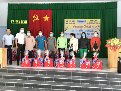 SHTC - MEMBER COMPANY OF SAIGONTEL GROUP - PRESENTED TET GIFTS TO TAN BINH COMMUNE, LAGI TOWN