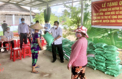 HỖ TRỢ HUYỆN CHÂU THÀNH: SAIGONTEL MANG 5 TẤN GẠO TẶNG BÀ CON CÓ HOÀN CẢNH KHÓ KHĂN