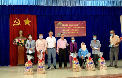 SPREADING WARM IMAGE OF SAIGONTEL AT BINH HOA NAM COMMUNE, LONG AN PROVINCE