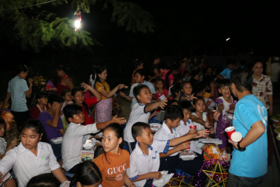 Khat Vong organized Full Moon Festival &quot;Mot Chiec Banh - Van Niem Vui&quot;